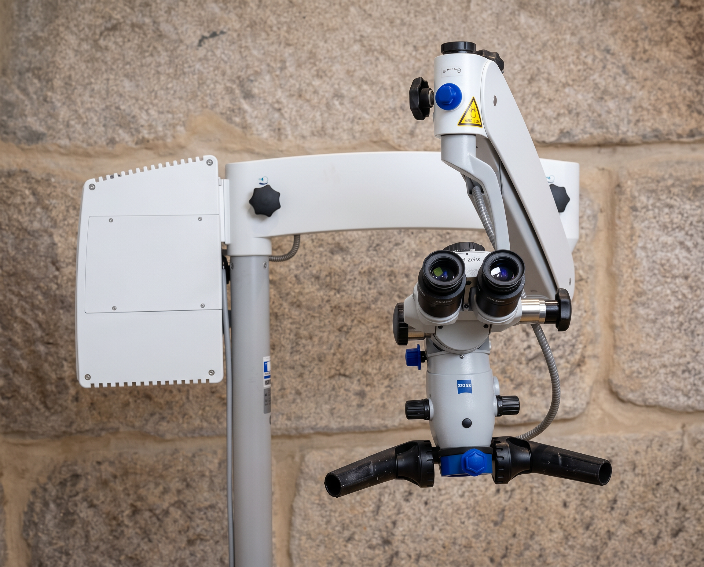 Microscopio dental en el gabinete